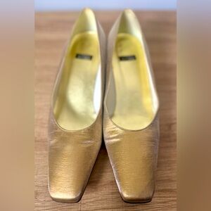 STUART WEITZMAN Women’s Gold Squared Toe Kitten Heel Pump Size 9.5